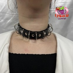 "طوق رقبة جلدي أنيق مع حلقات معدنية"