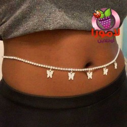 "تفاصيل مكبرة لدلايات الفراشات على سلسلة الوسط المعدنية"